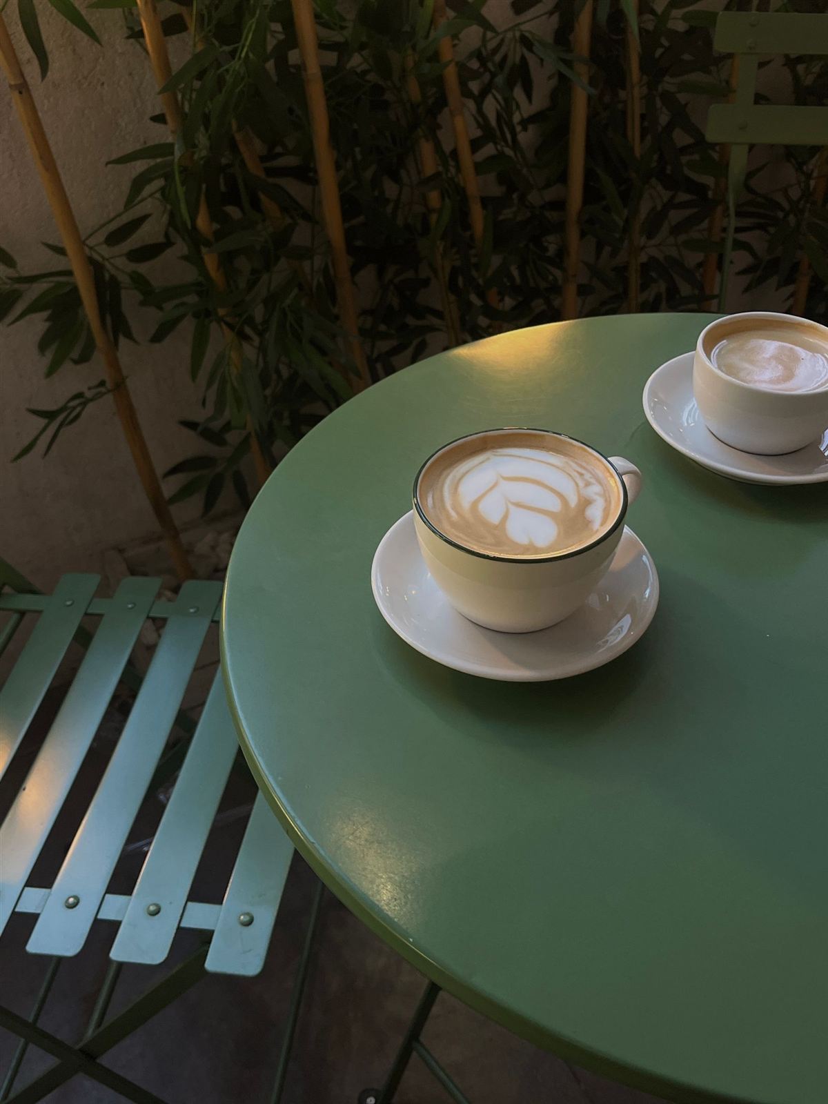Cappuccino sur une table de terrasse (photo d'illustration)
