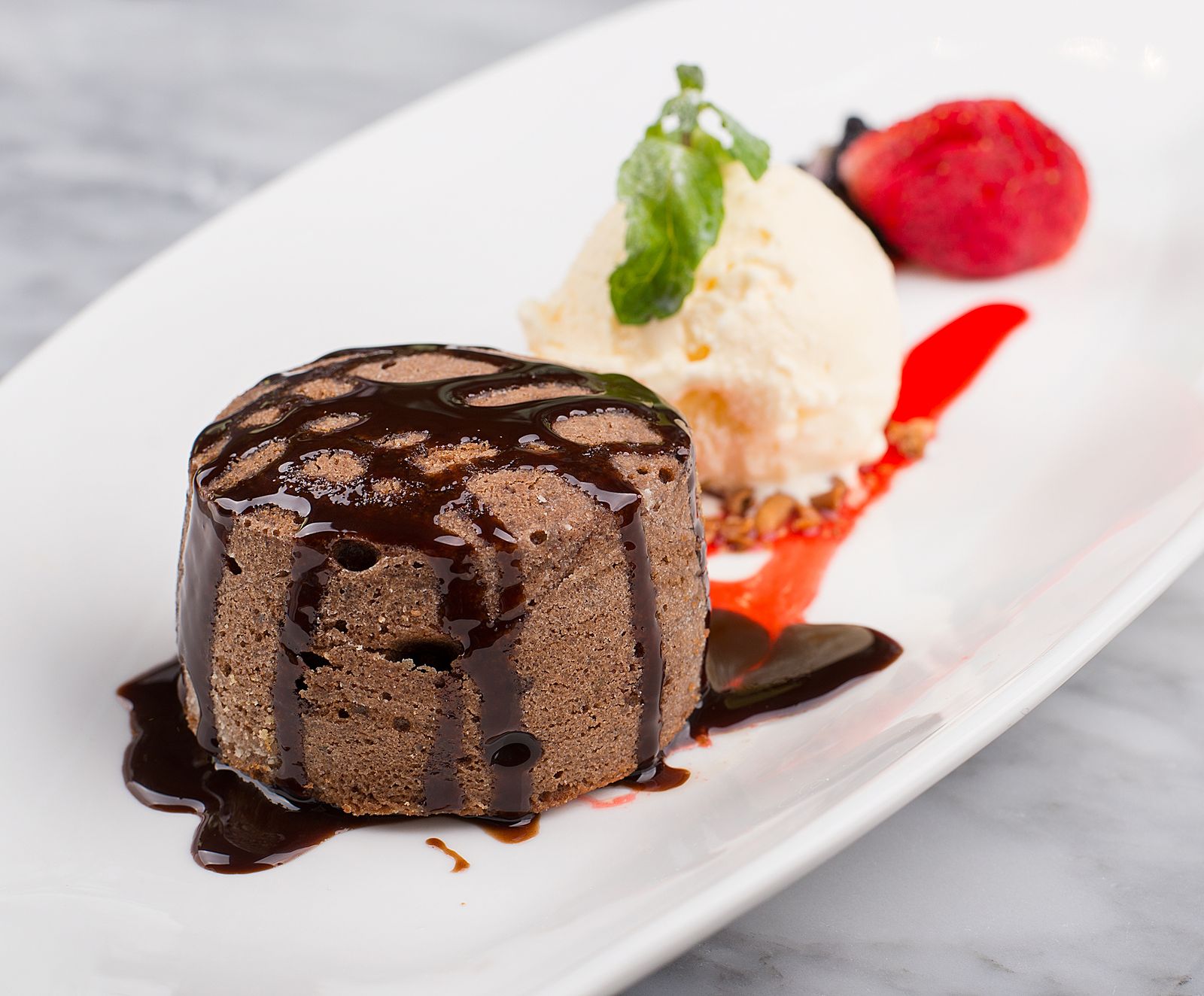Fondant au chocolat et boule de glace (photo d'illustration)