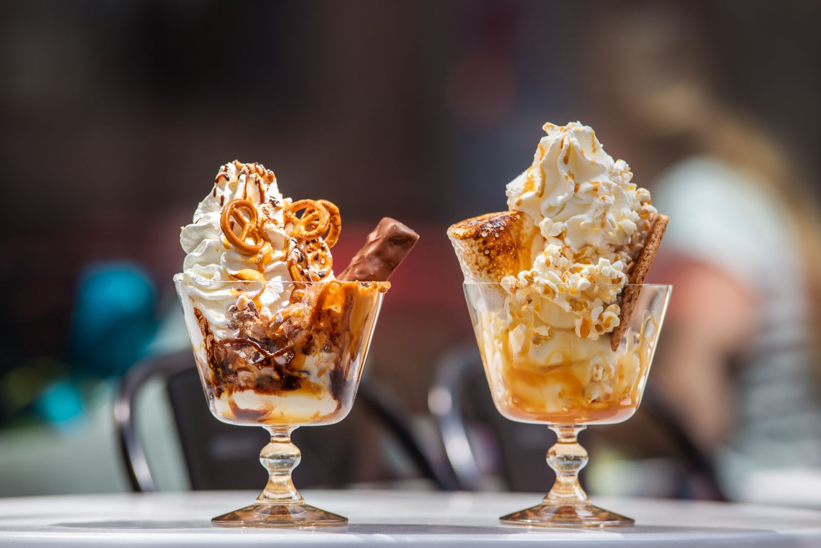 Deux coupes glacées garnies de chantilly (photo d'illustration)