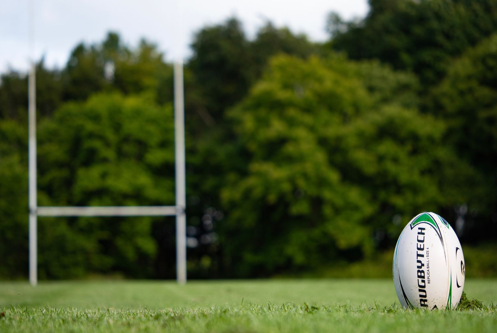 Ballon de rugby devant des poteaux (photo d'illustration)