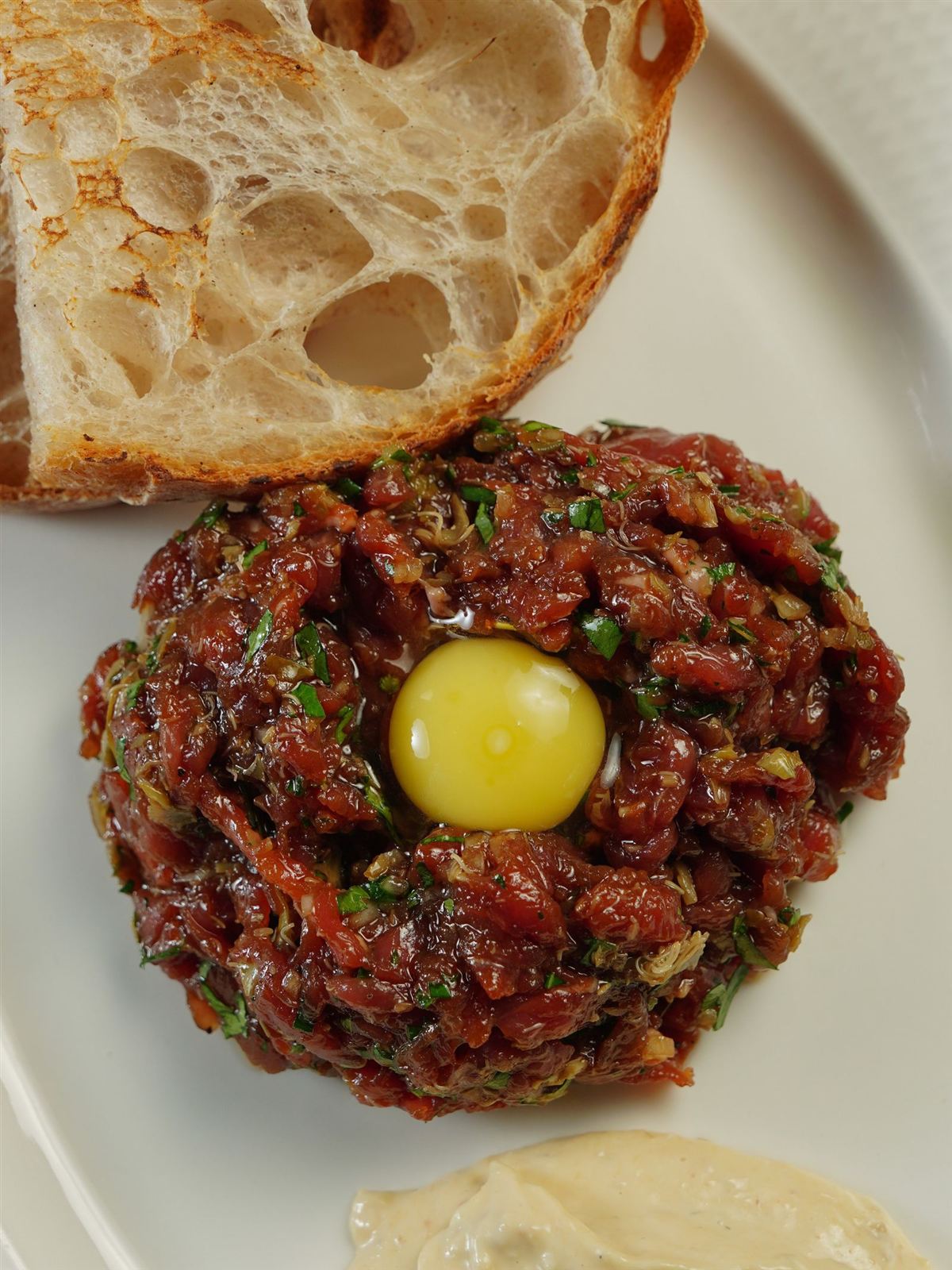 Steak tartare, jaune d'œuf et pain grillé (photo d'illustration)