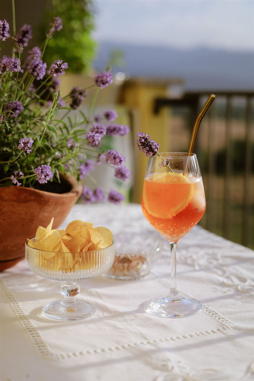 Un cocktail orangé sur une table fleurie en terrasse (photo d'illustration)