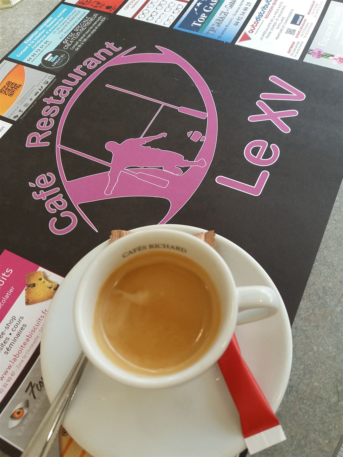Un espresso posé sur le set de table du XV