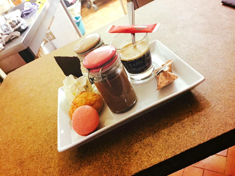 Café gourmand : espresso, mousse au chocolat en pot, macaron rose et chantilly